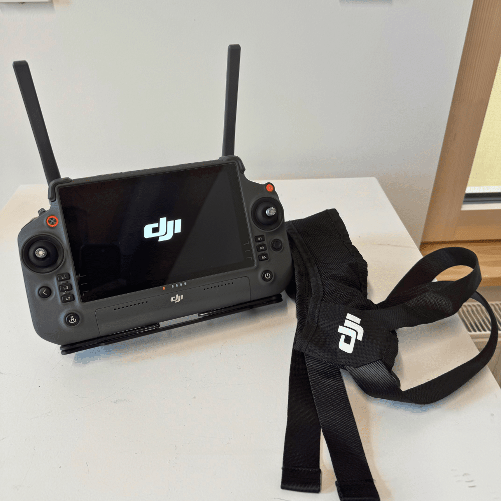 Radiocommande DJI RC Plus du Matrice 30T avec sa sangle
