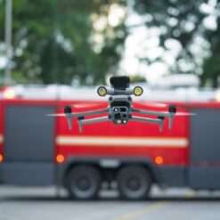 DJI Matrice 4T lors d'une intervention pompiers, projecteur éteint.