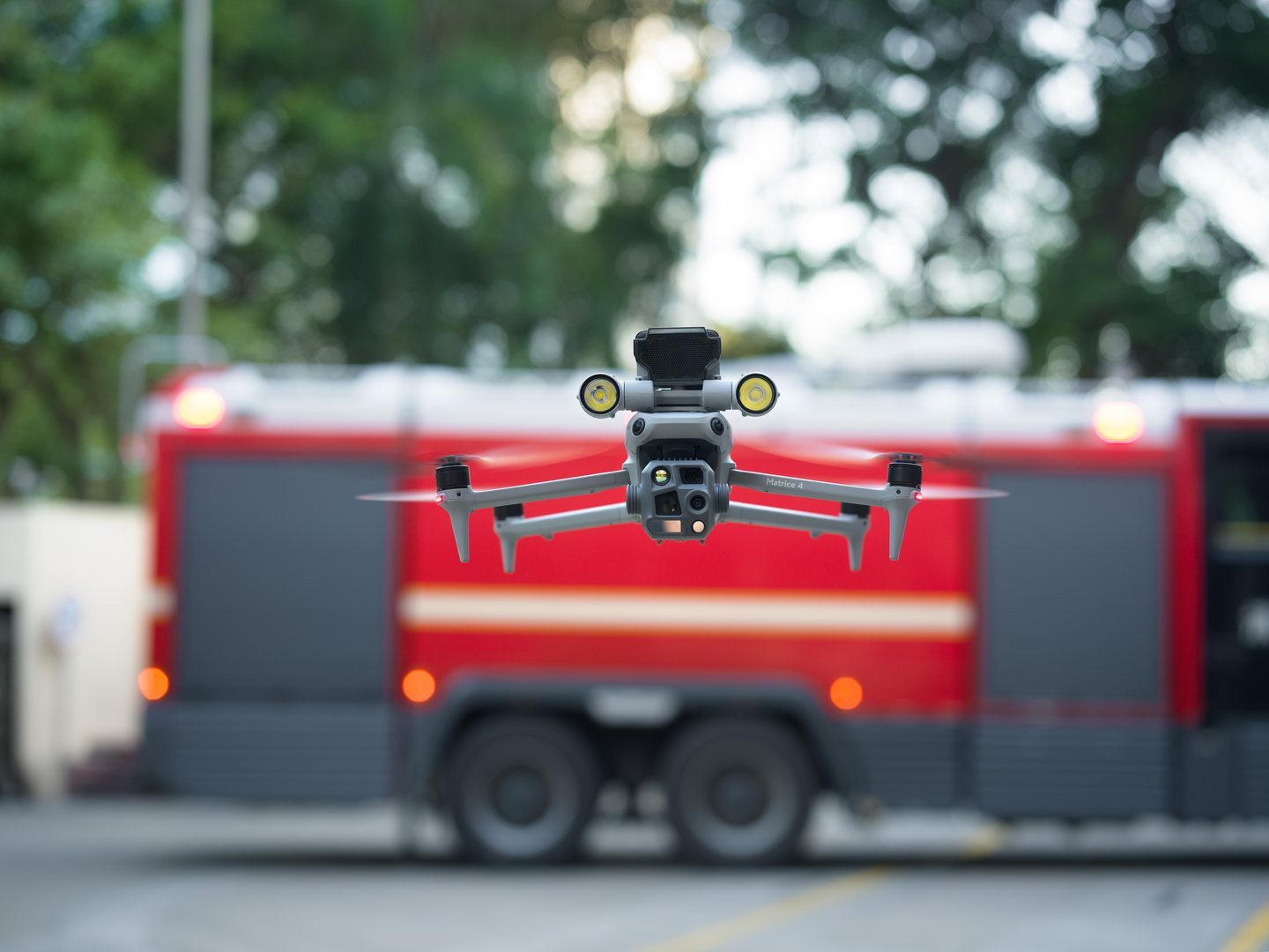 DJI Matrice 4T lors d'une intervention pompiers, projecteur éteint.