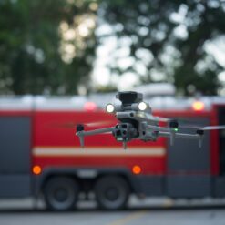 DJI Matrice 4T lors d'une intervention pompiers, projecteur allumé.