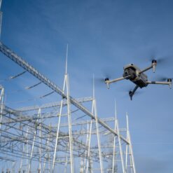 DJI Matrice 4T en vol au-dessus d'un poste électrique lors d'une inspection de réseau électrique.