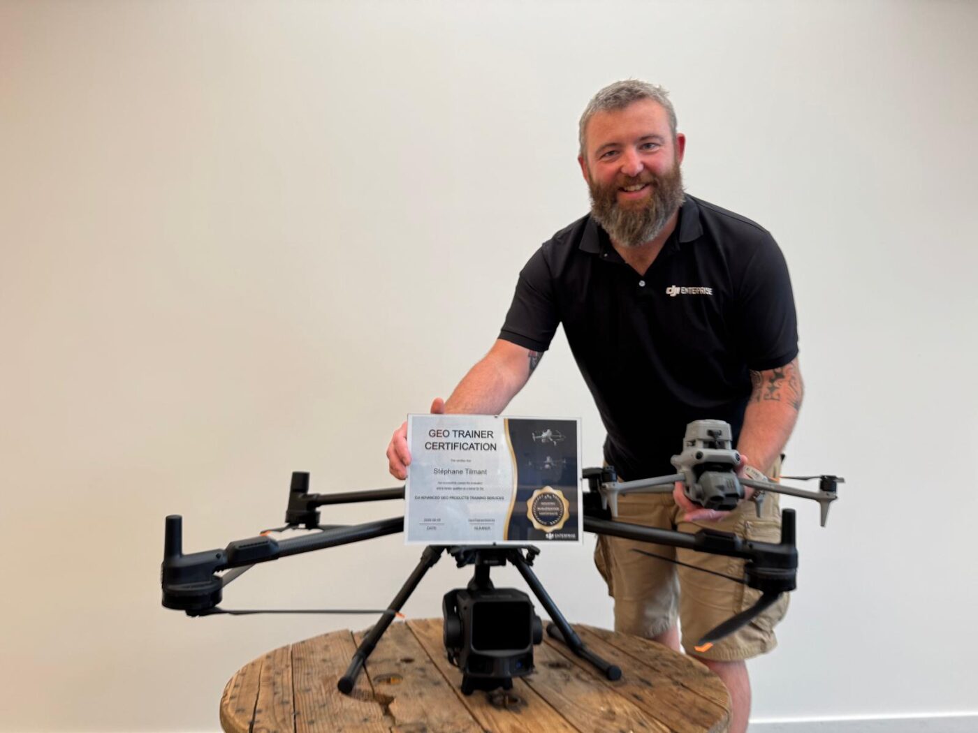 Stéphane Tilmant präsentiert seine DJI GEO Trainer-Zertifizierung mit der Matrice 400 und der Matrice 4E