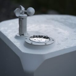 Anemometer und Regenmesser des DJI Dock 4 im Regen