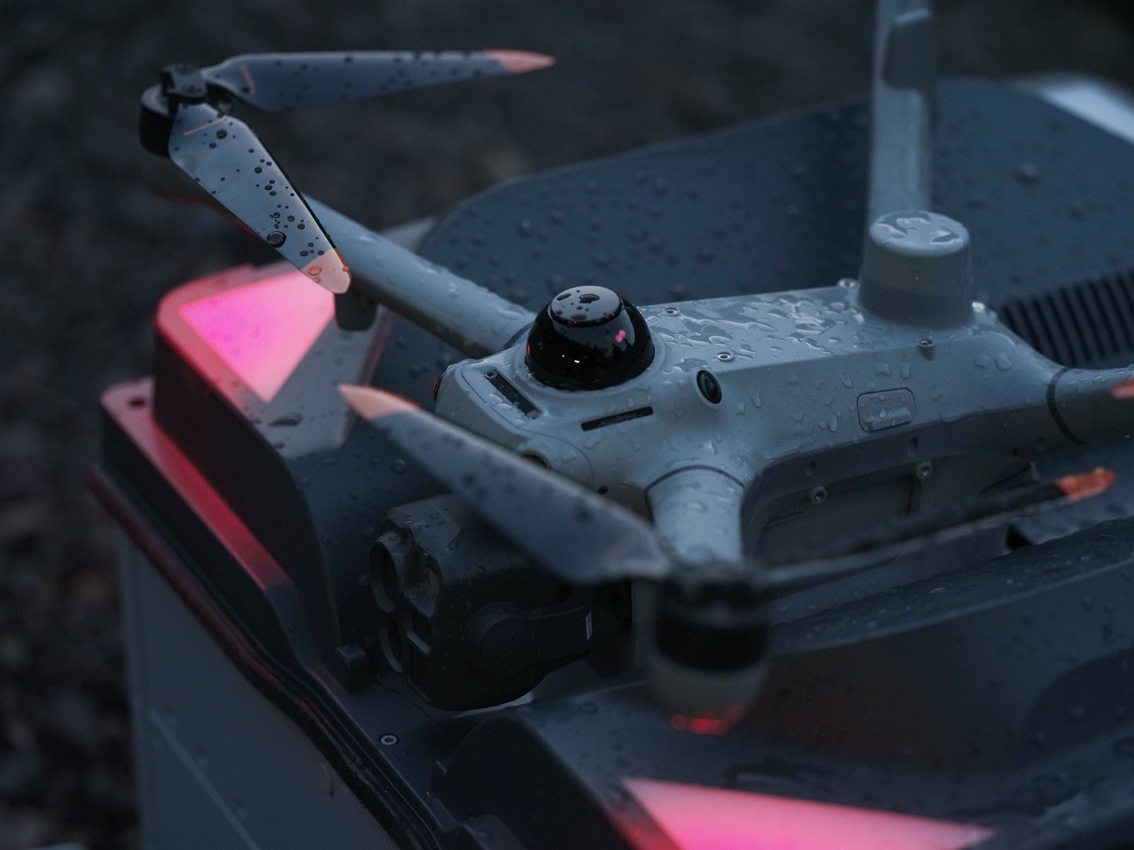 DJI Matrice 5TD posé sur le DJI Dock 4 sous la pluie
