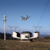 DJI Matrice 5TD stijgt op vanaf de DJI Dock 4 bij een hoogspanningsstation