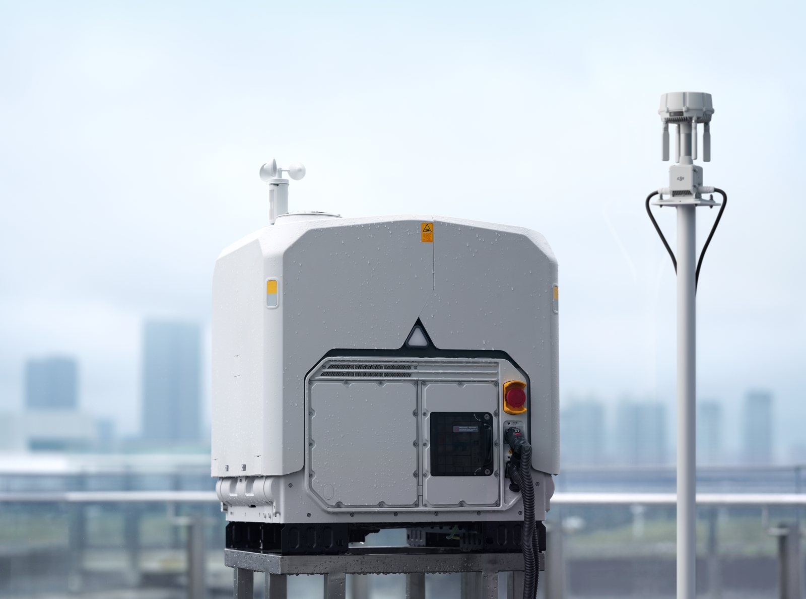 DJI Dock 4 couvercle fermé, avec la DJI O4 Ground Station, sur un site urbain