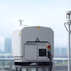 DJI Dock 4 met gesloten deksel en de DJI O4 Ground Station op een stedelijke locatie