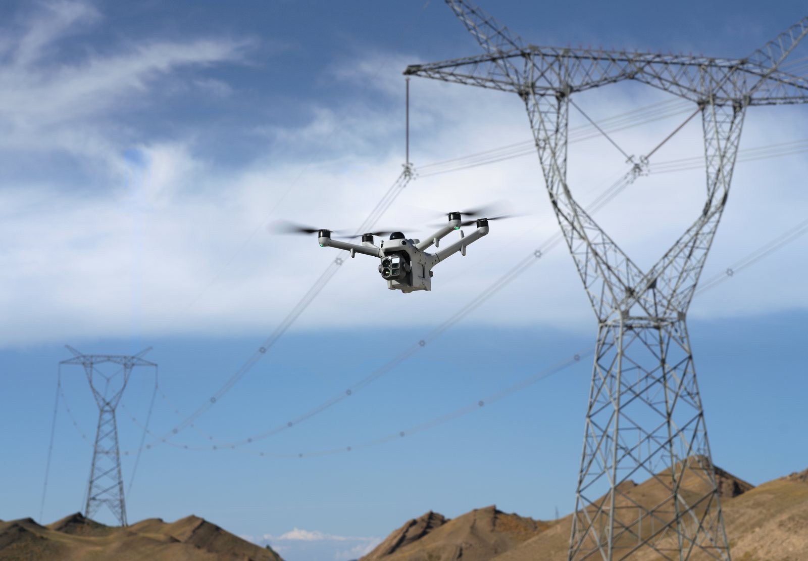 DJI Matrice 5TD im Flug an einer Hochspannungsleitung