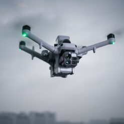 DJI Matrice 5TD im Flug bei Regen